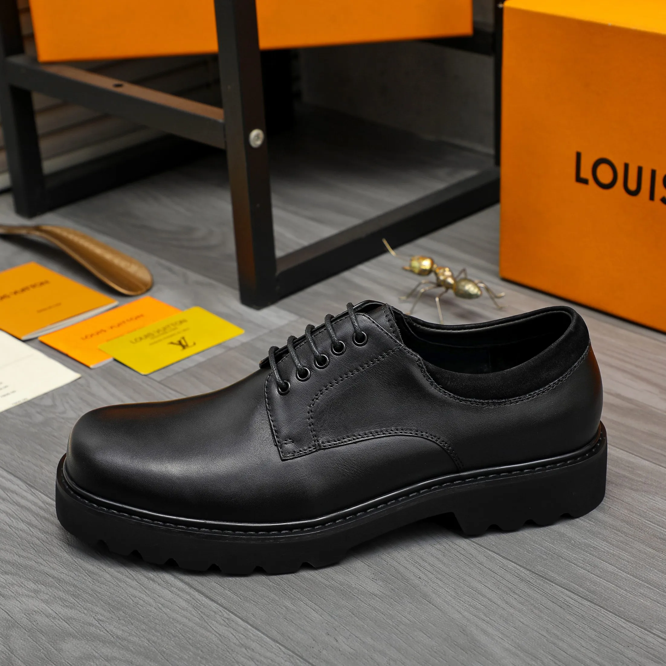 Men's shoes 💰p480 Product trademark: LV (Louis Vuitton) business lace-up leather shoes Regular size: 38-45 (45 is custom-made and non-returnable) Product materials: Selected high-quality cowhide upper, cowhide lining, original rubber outsole